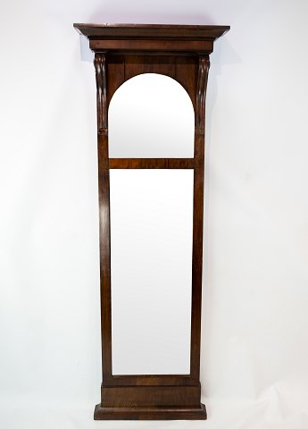 Slim mirror of mahogany, in great antique condition from the 1840s. 
5000m2 showroom.