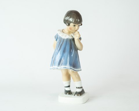 Porcelain figure of a girl, no.: 1026, by Dahl Jensen.
5000m2 showroom.