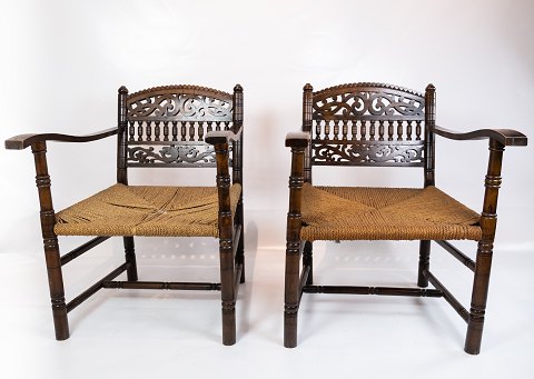 Et par antikke armstole af mørkt træ og flet fra 1920erne.
5000m2 udstilling.