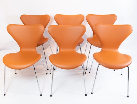Et sæt af 6 Syver stole, model 3107, designet af Arne Jacobsen og fremstillet hos Fritz Hansen. 5000m2 udstilling.
