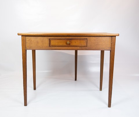 Antikt spillebord med mindre skuffe af eg fra 1830erne og dansk.
5000m2 udstilling.