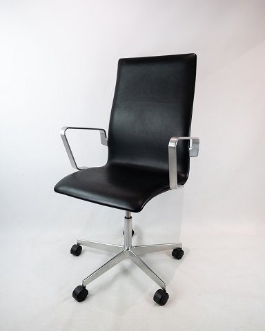 The Oxford classic office chair, model 3293C, with original upholstery of black leather, designed by Arne Jacobsen in 1963 and manufactured by Fritz Hansen. 5000m2 showroom.