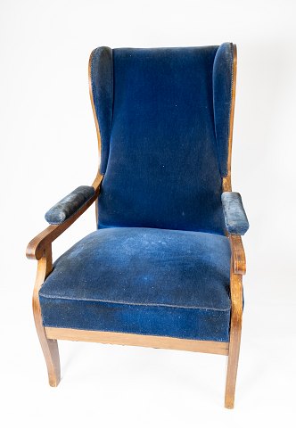 Antik armstol polstret med mørke blåt velour stof og mahogni designet af Fritz 
Henningsen. 
5000m2 udstilling.