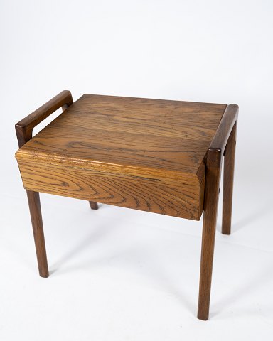 Side table in elm of danish design from the 1960s.
5000m2 showroom.