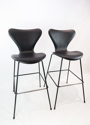 Et sæt Syver barstole, model 3187/3197, af Arne Jacobsen og Fritz Hansen.5000m2 udstilling.