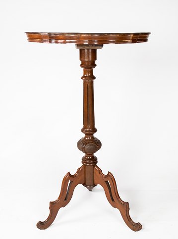 Lamp table in walnut, in great antique condition from the 1870s. 
5000m2 showroom.
