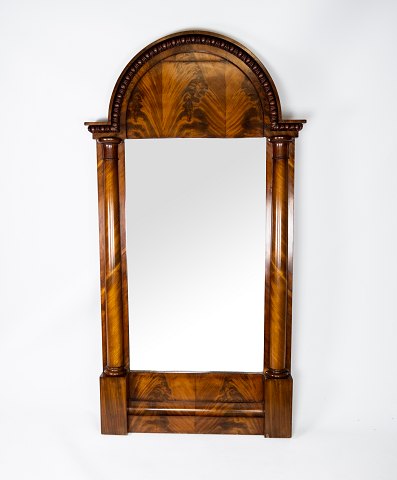 Tall mirror of polished mahogany, in great vintage condition from the 1860s.
5000m2 showroom.