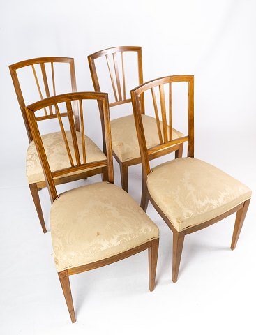 A set of four dining room chairs of mahogany with inlaid wood upholstered with 
light fabric from the 1920s. 
5000m2 showroom.