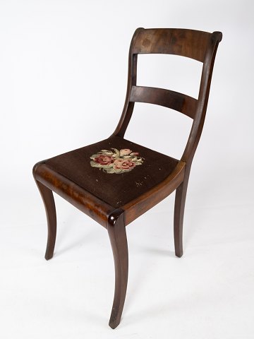 Sen Empire salon stol af mahogni polsteret med sort blomstret stof fra 1840erne. 

5000m2 udstilling.