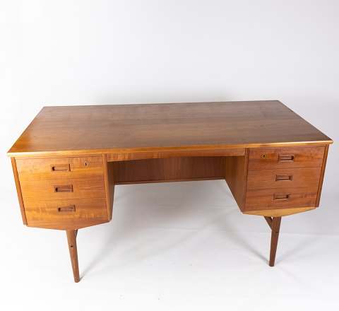Desk in teak of danish design from the 1960s.
5000m2 showroom.