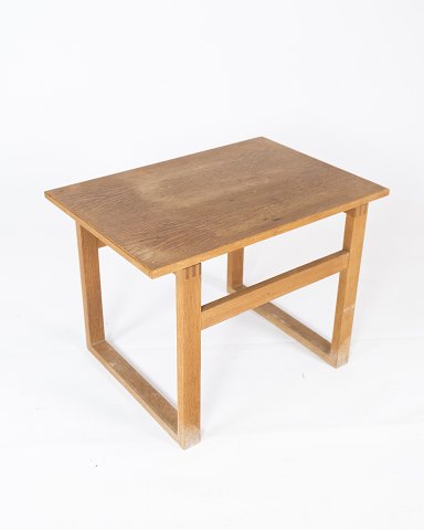 Side table of oak designed by Hans J. Wegner and manufactured by Andreas Tuck 
from the 1960s. 
5000m2 showroom.
