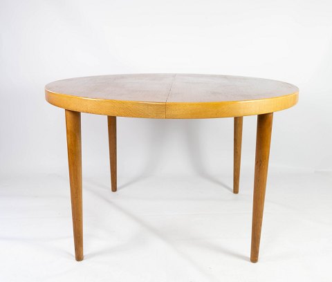Dining table in 
light wood with two extension plates, designed by Omann Junior  from the 1960s. 

5000m2 showroom.