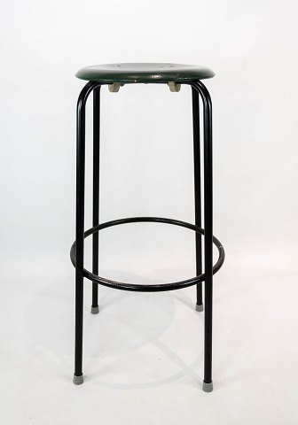 Tall Dot stool in dark green designed by Arne Jacobsen and manufactured by Fritz 
Hansen in the 1950s.
5000m2 showroom.