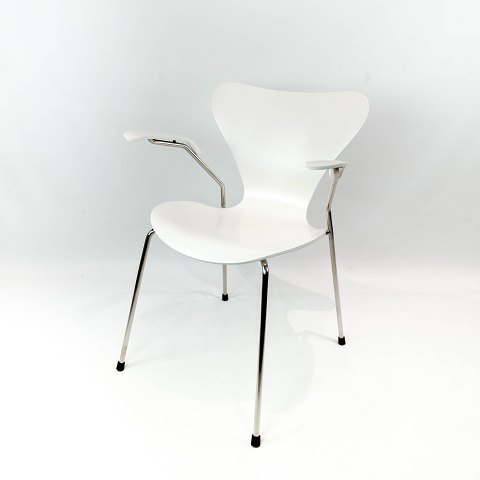 Hvid Syver stol, model 3207, med armlæn designet af Arne Jacobsen i 1955 og fremstillet af Fritz Hansen.5000m2 udstilling.