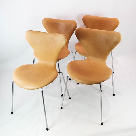 Et sæt af 4 Syver stole, model 3107, designet af Arne Jacobsen og fremstillet hos Fritz Hansen.5000m2 udstilling.