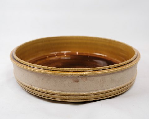 Keramik skål i mørke brune nuancer af Herman Kähler, fremstillet i Danmark fra 
1960’erne. 5000m2 udstilling
Flot stand
