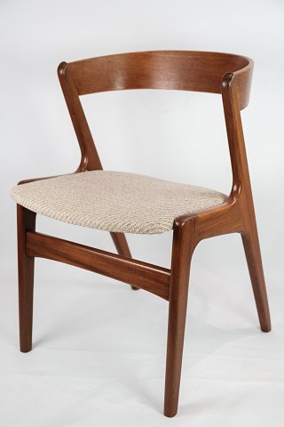 T21 kontor stol, designet af Korup i teaktræ med lyst stof fra omkring 
1960
