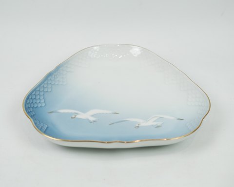 Triangle dish from Bing & Grondahl in seagull frame with fine gold edge.
Dimensions in cm: H: 3.5 W: 24 D: 23
Great condition
