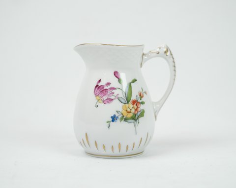 Bing and Grondahl creamer in patterned Saxon flower no. 189
Dimensions in cm: H: 10.5 Dia: 7
Great condition
