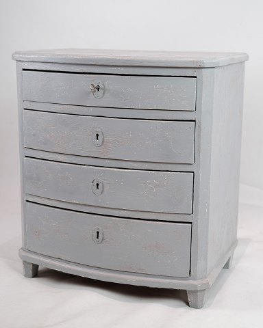 A gray-painted Gustavian chest of drawers with a curved front and 4 drawers from 
around the year 1840s.
Dimensions in cm: H: 54.5 W: 50 D: 34
Great condition
