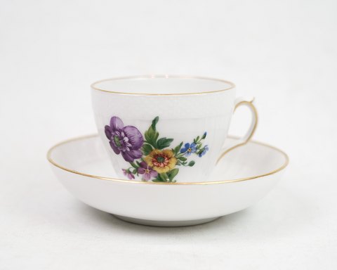 Coffee cup by Royal Copenhagen with saucer in the pattern light Saxon flower no. 
493 / 1549. 5000m2 exhibition
Great condition
