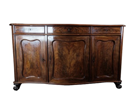 A sideboard in mahogany with a curved front originating from Denmark made in the 
1860s. 5000m2 exhibition
Great condition
