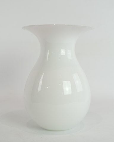 Hvid vase, designet af HolmegaardFlot stand