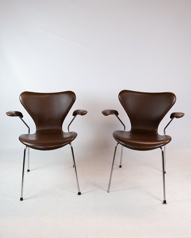 Sæt af to syver stole, model 3207, mørke brunt læder, Arne Jacobsen, 1955Flot stand