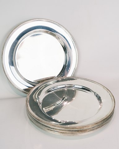 Set Of 12 Charger Plates - Decorated With Pearl Edge - Silver Spot - 1940s
Great condition
