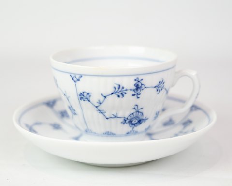 Tekop Med Underkop - Nr. 1/71 1/71 - Porcelæn - Musselmalet Riflet - Arnold Krog 
- Royal Copenhagen
Flot stand
