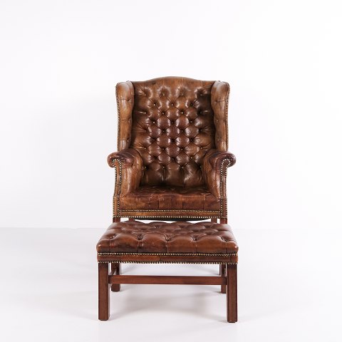 Wingback armstol – Brunt originalt læder – Med skammel – George III Stil – Ca. 
1910
Flot stand
