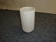 Blomstervase i  cylinder formet riflet hvidt porcelæn" Lyngby vasen"Højde:  16 
cm 
5000 m2 udstilling