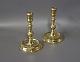 A pair of brass Naestved Candlesticks from around the year 1760.
5000m2 showroom.
