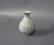 Fin lille grå keramik vase af Arne Bang, nr. 51.
5000m2 udstilling.