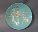 Stort italiensk keramik fad i turkis glasur dekoreret med figurer i guld. 
5000m2 udstilling.
