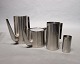 Kaffekande, tekande, mælkekande og flødekande fra serien Cylinda Line designet 
af Arne Jacobsen for Stelton.
5000m2 udstilling.