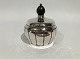 Small sugarbowl in hallmarked silver with pearl edge and ebony handle.
5000m2 showroom.