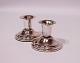 A pair of low candlesticks in hallmarked silver.
500m2 showroom.