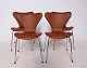 Et sæt af 4 Syver stole, model 3107, designet af Arne Jacobsen og fremstillet hos Fritz Hansen i 1967.5000m2 udstilling.
