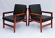 Et par hvilestole i poleret træ og sort klassisk læder af dansk design fra 
1960erne.
5000m2 udstilling.