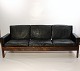 Sofa i palisander og sort læder af dansk design fra 1960erne.
5000m2 udstilling.