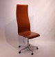 Oxford Classic kontorstol, med høj ryg i patineret elegance læder. Designet af 
Arne Jacobsen i 1963 og fremstillet af Fritz Hansen i 2013. 
5000m2 udstilling.