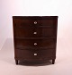 Empire chest of drawers of polished mahogany, the drawers are decorated with 
morther of pearl and from around the 1820s.
5000m2 showroom.
