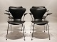 Et sæt af fire syver stole, model 3207, med armlæn i sort savanne læder af Arne Jacobsen og Fritz Hansen. 5000m2 udstilling.