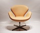 Svanestolen, model 3320, i vegetal læder designet af Arne Jacobsen i 1958 og fremstillet af Fritz Hansen i 2013. 5000m2 udstilling.