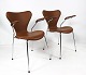 Et sæt af syver stole, model 3207, med armlæn i cognac farvet læder af Arne Jacobsen og Fritz Hansen.5000m2 udstilling.