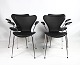 Et sæt af fire syver stole, model 3207, med armlæn i sort savanne læder af Arne Jacobsen og Fritz Hansen.5000m2 udstilling.