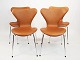 Et sæt af 4 Syver stole, model 3107, designet af Arne Jacobsen og fremstillet hos Fritz Hansen. 5000m2 udstilling.