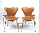 Et sæt af 4 Syver stole, model 3107, designet af Arne Jacobsen og fremstillet hos Fritz Hansen. 5000m2 showroom.