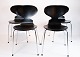Sæt af fire sorte Myre stole, model 3101, designet af Arne Jacobsen i 1952 og fremstillet af Fritz Hansen i 2006.5000m2 udstilling.